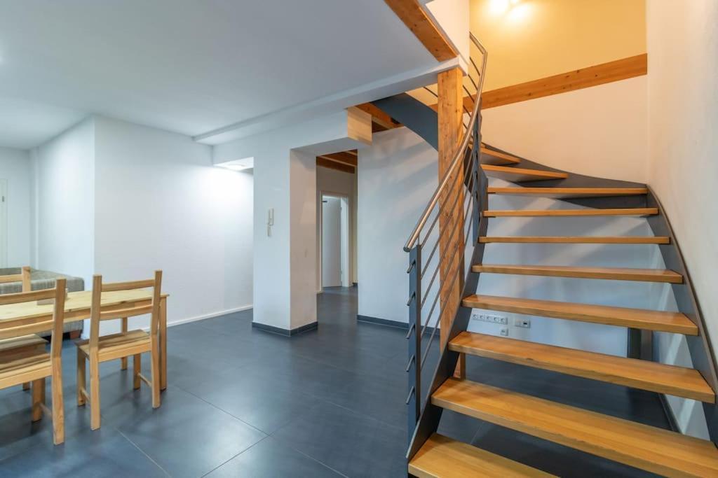 Maisonette-Wohnung Mit 5 Schlafzimmern Woerrstadt Exterior photo